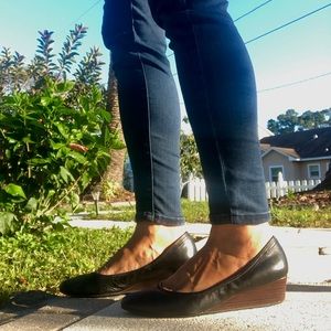 Everyday Comfort Black Leather 1” Wooden Wedge